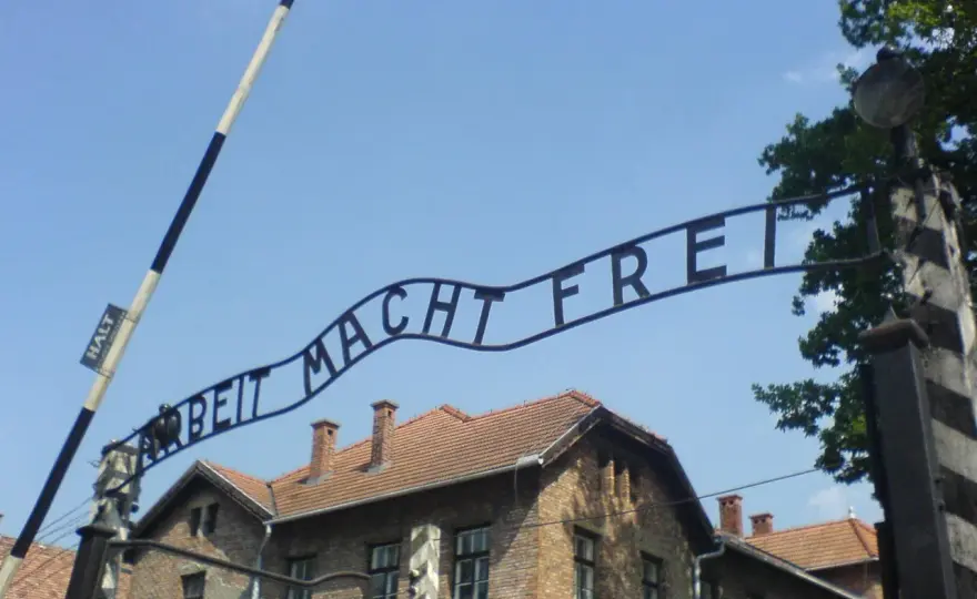 Arbeit macht frei w Auschwitz - co naprawdę znaczył ten napis?