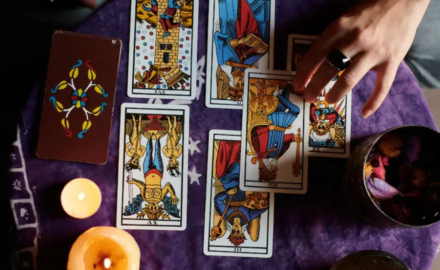 Czy tarot to grzech w oczach Kościoła - poznaj oficjalne stanowisko duchownych
