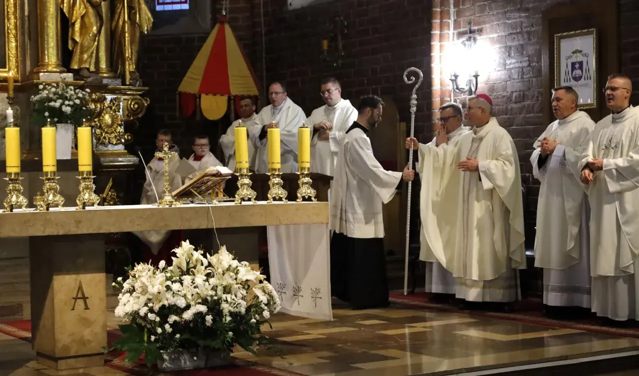 Uroczystość 3 października w kościele. Księża w białych szatach stoją przy ołtarzu, obok chłopcy ministranci.