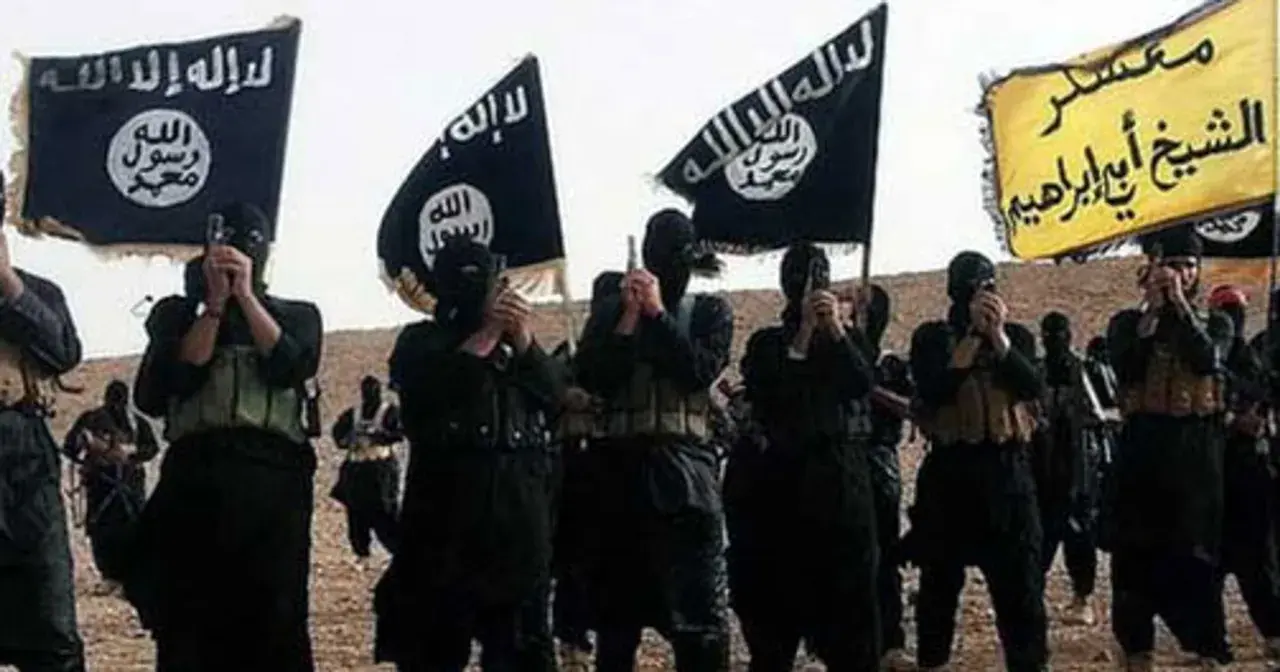 Grupa uzbrojonych mężczyzn w czarnych ubraniach i maskach, trzymających flagi z arabskim napisem, symbolizujące dżihad.