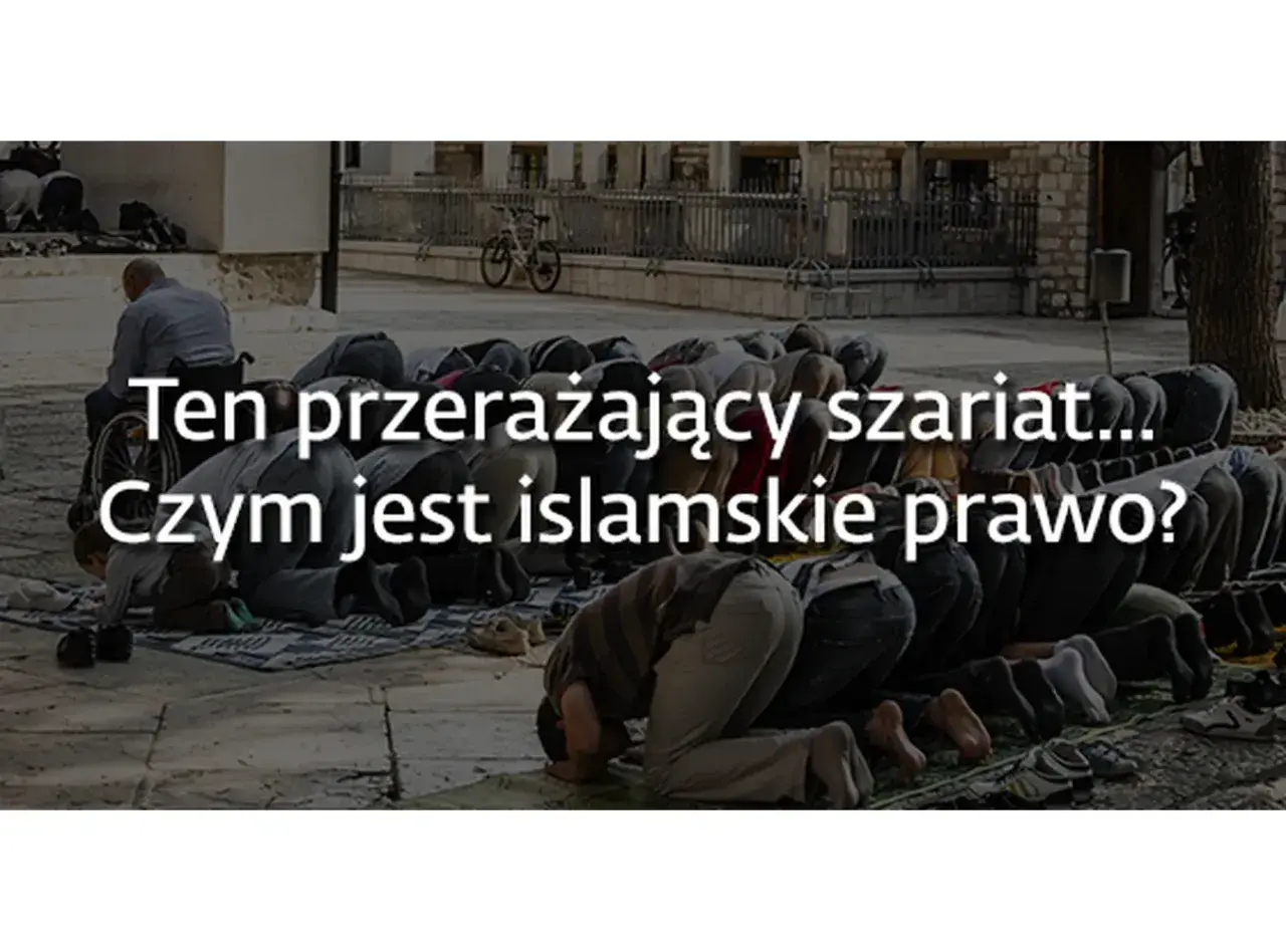 Grupa muzułmanów modlących się na zewnątrz, z tekstem "Ten przerażający szariat... Czym jest islamskie prawo?".