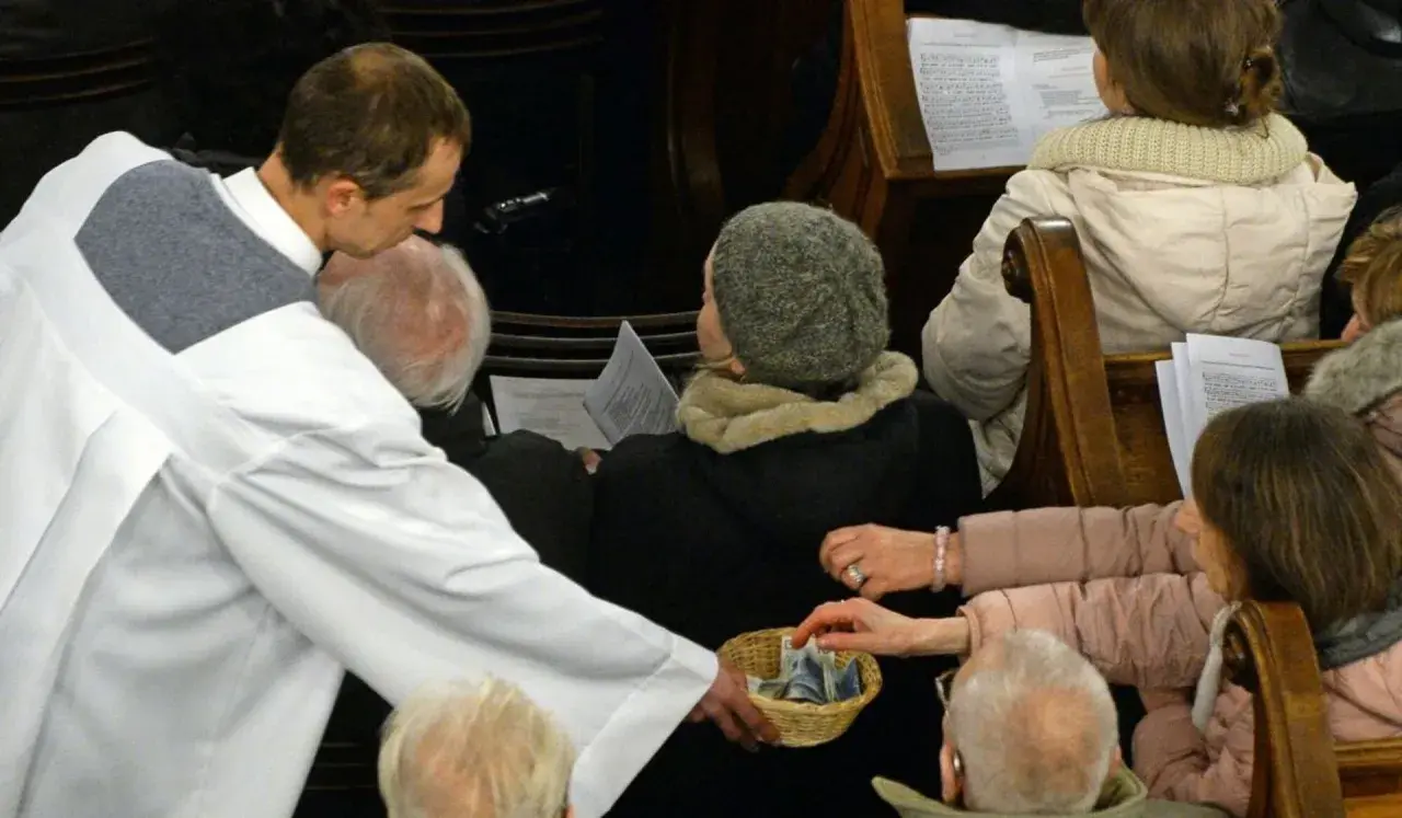 Jakie pensje mają księża w Polsce - zarobki na parafii i poza nią