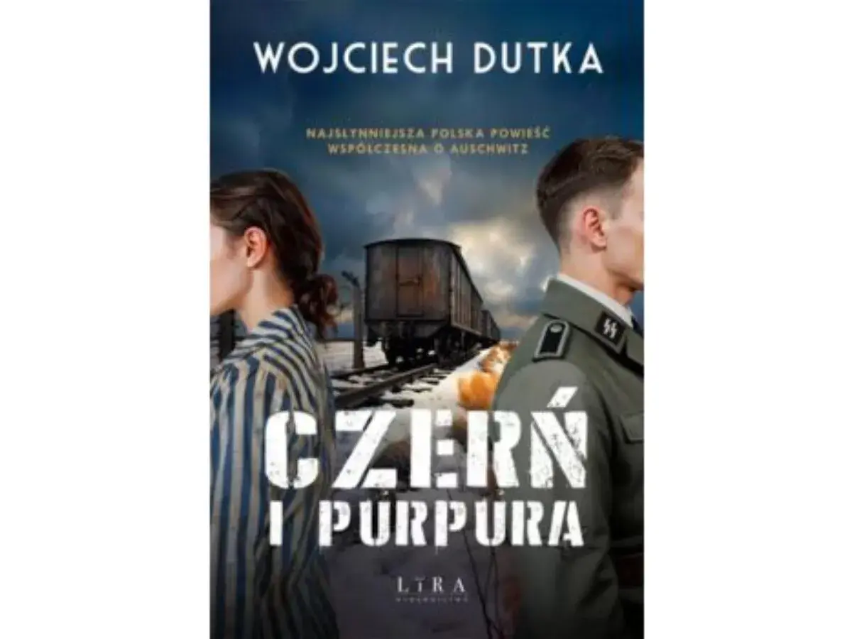 Okładka książki "Czern i Purpura" Wojciecha Dutki. Na pierwszym planie postacie w pasiakach i mundurze SS, w tle wagon kolejowy.