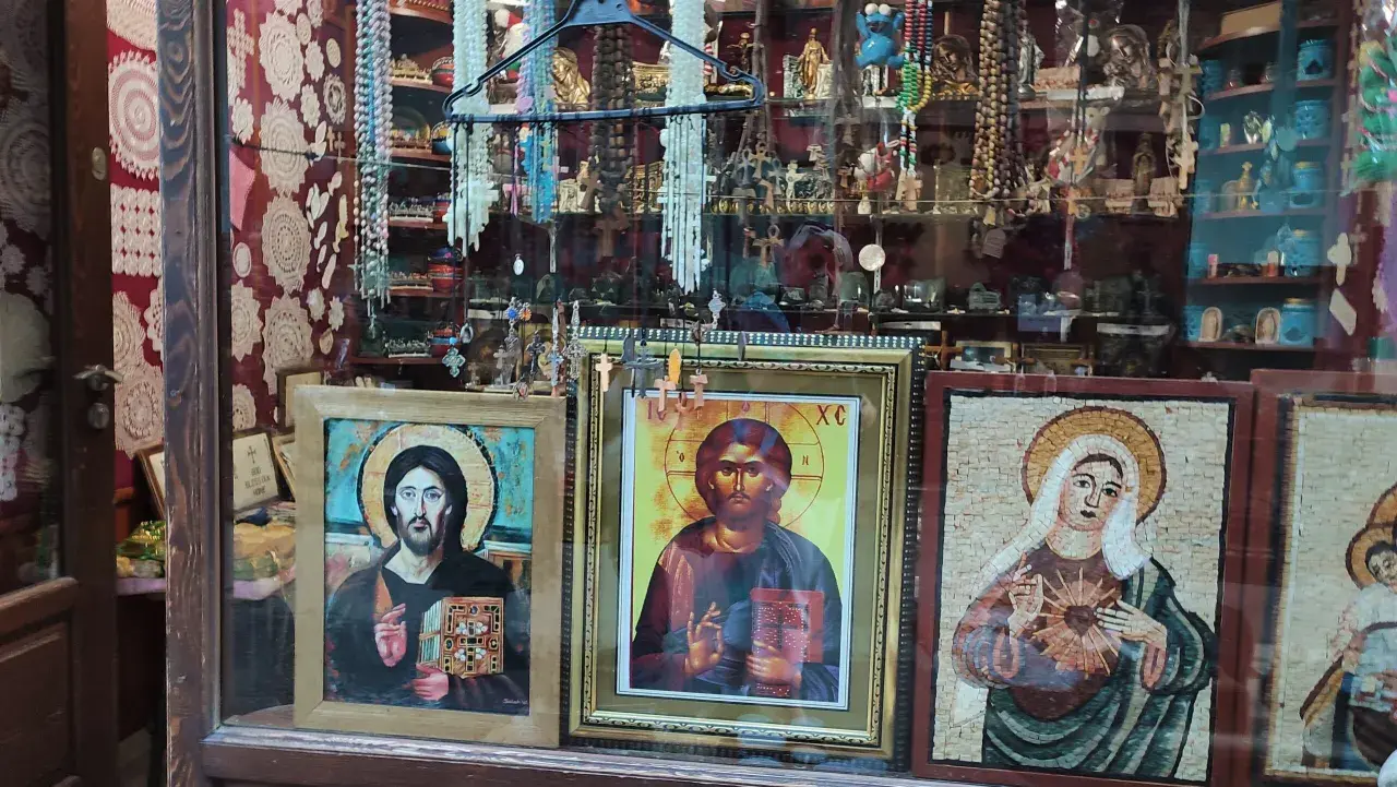 Ikony Jezusa i Matki Boskiej, ozdoby i krzyże w sklepie z pamiątkami z Antiochii.