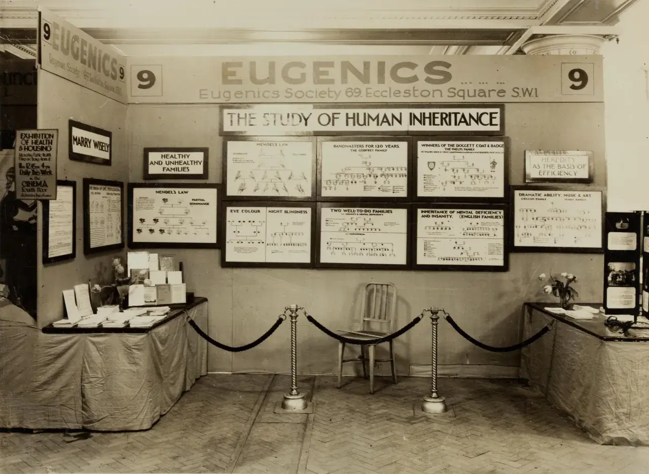 Wystawa "Eugenics" prezentuje drzewa genealogiczne i wykresy dotyczące dziedziczenia cech, promując idee eugeniki.