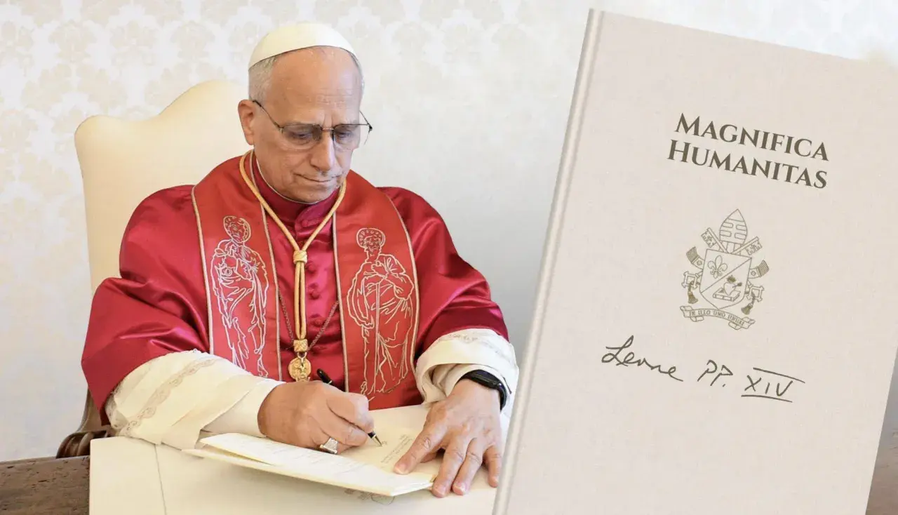Papież w czerwonej szacie pisze, a obok księga "Magnifica Humanitas". Jego sumienie kieruje pióro.