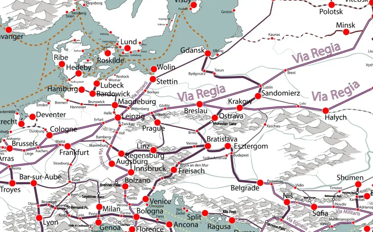 Mapa Europy z zaznaczonymi szlakami handlowymi, w tym Via Regia, łączącymi miasta od Skandynawii po Bałkany.