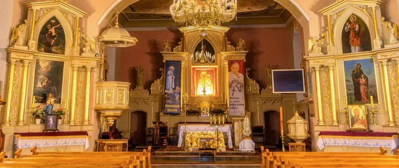 Ołtarz główny kościoła z obrazami świętych i papieża Jana Pawła II. Zastanawiasz się, ile trwa msza?