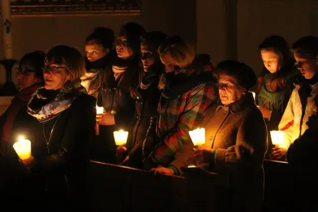 Zdjęcie Kiedy są roraty w kościele? Sprawdź godziny i tradycje Adwentu