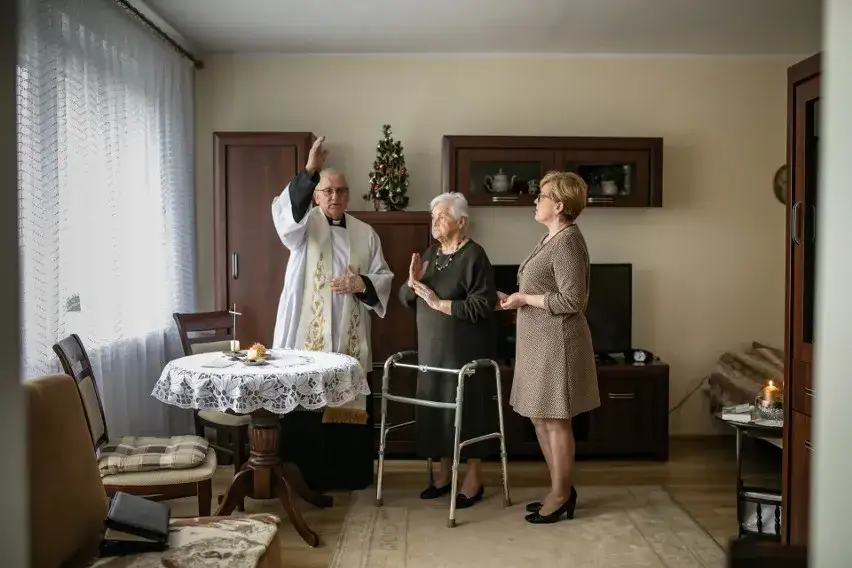 Zdjęcie Jak przyjąć księdza po kolędzie: kompletny poradnik przygotowania domu