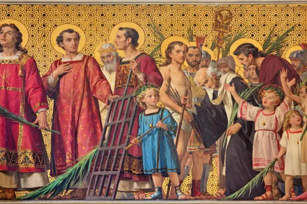 Grupa świętych, w tym dzieci, z palmami i atrybutami męczeństwa. Wśród nich polscy święci, symbolizujący wiarę i odwagę.